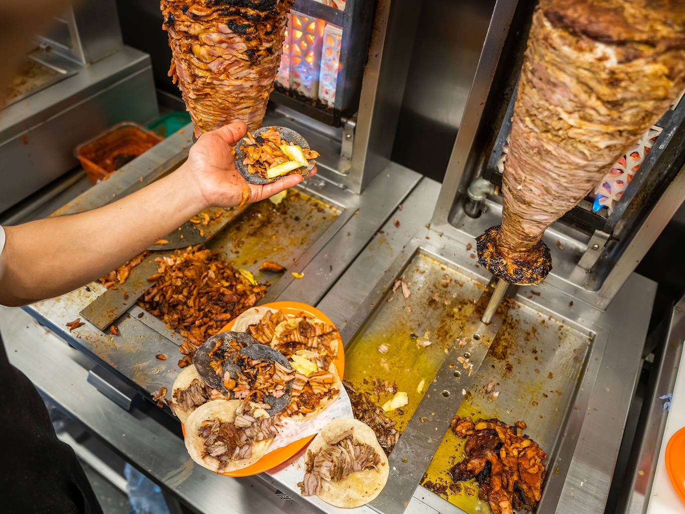 Trompo de carne al pastor durante la preparación de tacos